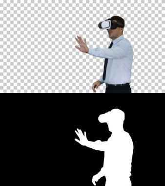 Sanal dünyada yürüyen sanal gerçeklik kulaklığı takan bir iş adamı,