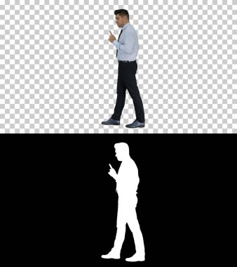 Resmî adam çerçeveye girer ve bir fikir bulur. Sonra çıkar gider, Alfa.