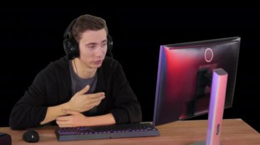 Genç oyuncu, Alpha Channel 'da bir video görüşmesi yapıyor.