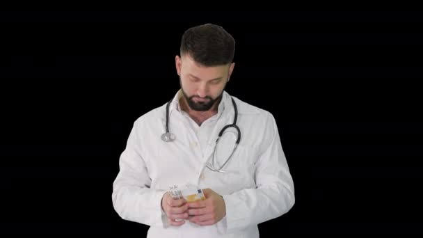 Arabischer Arzt beim Geldzählen EURO, Alpha Channel — Stockvideo