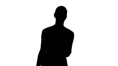 Siluet. Güzel bir kız. Kolsuz tişört giymiş, konuşuyor ve yürüyor..