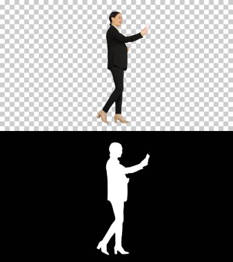 Takım elbiseli genç bir kadın telefonunda iş videosu var.,