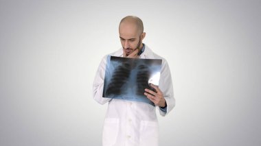 Doktor radyoloji uzmanı röntgen taramasına bakıyor.