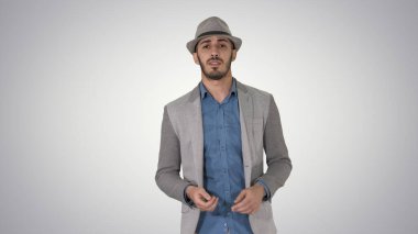 Modaya uygun, pozitif, neşeli, rahat tişört giyen ve su içen bir adam.