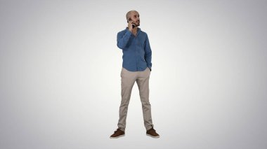 Arap adam telefonda gradyan arkaplanda konuşuyor..