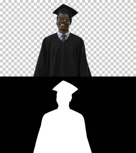 Šťastný africký americký muž student v maturitní šaty chůze, — Stock fotografie