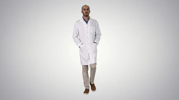 Arabo bel medico indossa la sua uniforme a piedi con le mani in p — Foto Stock