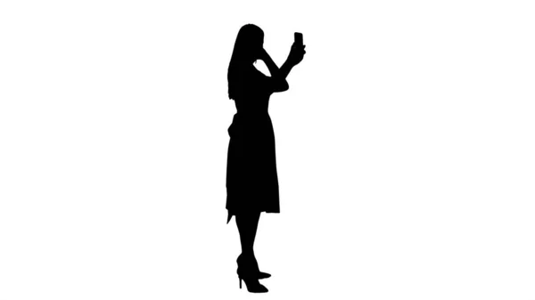 Silhouette Bella donna presen guardando al suo telefono. — Foto Stock