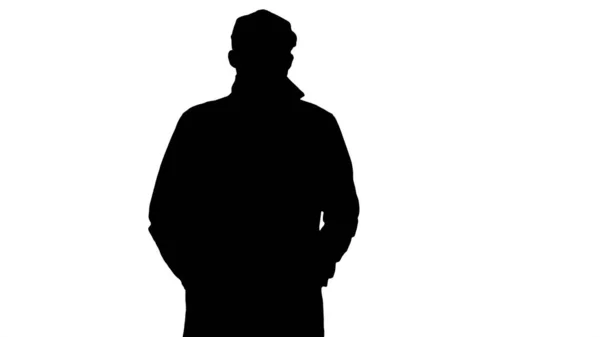Silhouette Pewny siebie mężczyzna w okopach trzymający się za ręce w kieszeniach — Zdjęcie stockowe