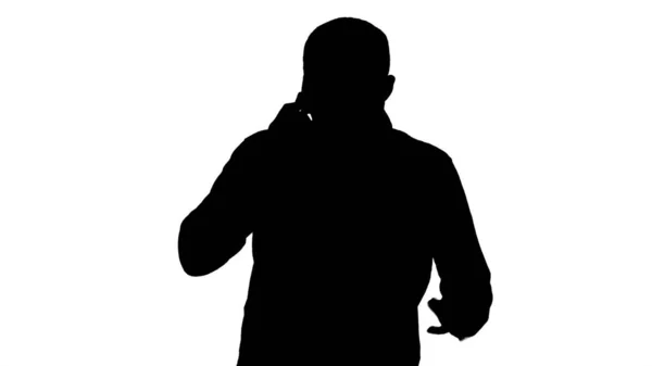 Silhouette Hombre enojado hablando por teléfono y caminando. — Foto de Stock