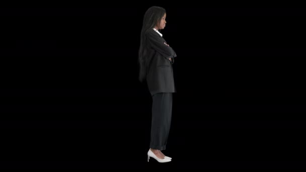 Αυθεντική αφροαμερικανίδα επιχειρηματίας με σταυρωμένα τα χέρια, κανάλι Άλφα — Αρχείο Βίντεο