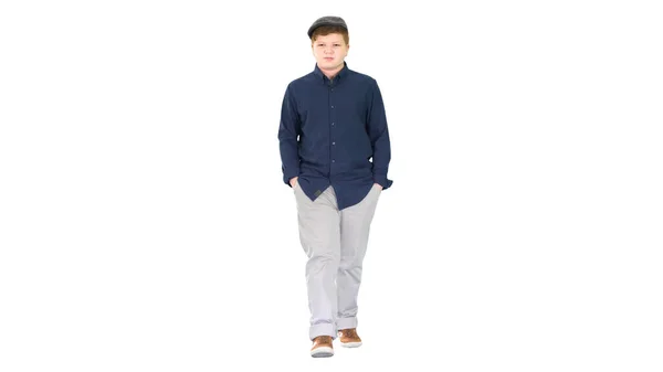 Fashionabla ung man går med händerna i fickor på vit bac — Stockfoto
