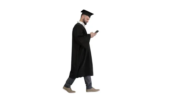 Graduate student wandelen en sms 'en aan de telefoon op whi — Stockfoto
