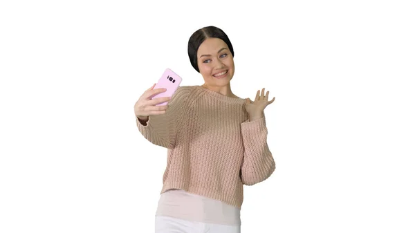 Emocional joven hembra terminando videollamada en su teléfono mientras w — Foto de Stock