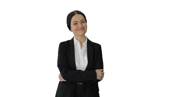 Selbstbewusste junge Geschäftsfrau posiert mit verschränkten Armen auf Weiß — Stockfoto