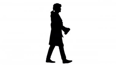 Siluet Adam eski moda dantelli palto ve beyaz perukla kameraya bakıyor..