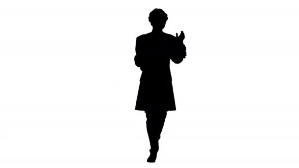 Silhouette Man dressed like Mozart conducting while walking. — Stock Video