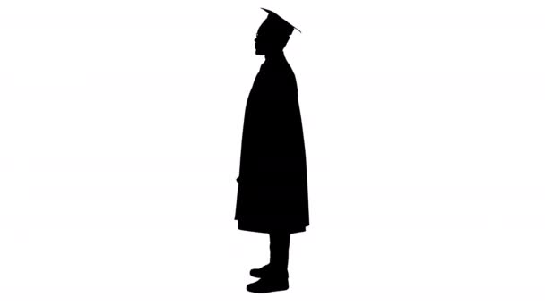 Silhouette estudiante afroamericano en bata de graduación brazos plegables con diploma mirando con una gran sonrisa. — Vídeos de Stock