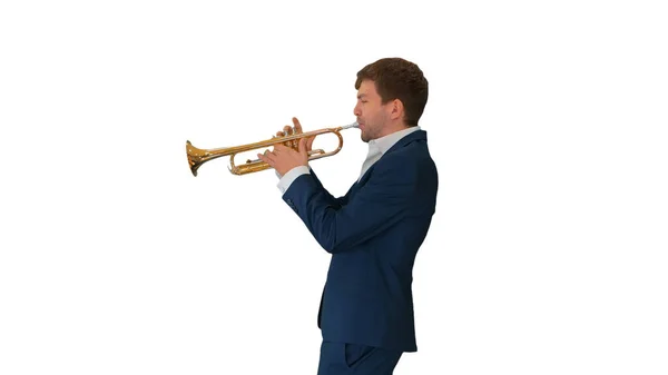 Fiatal férfi öltönyben játszik trombita fehér háttér. — Stock Fotó
