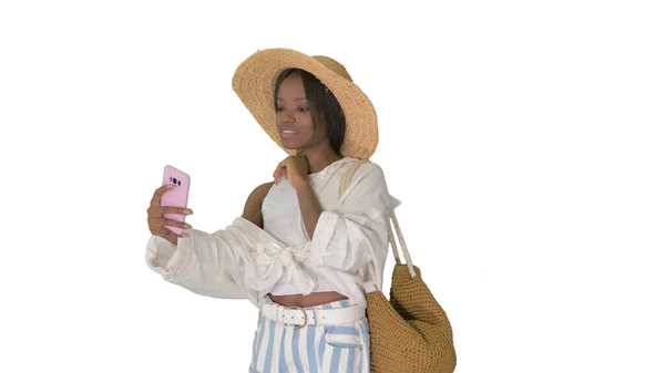 Sonriente mujer afroamericana usando sombrero de paja y tomando uno mismo — Foto de Stock
