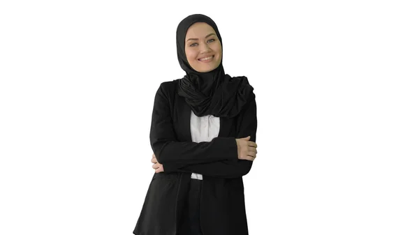 Uśmiechnięta arabska bizneswoman noszenie hidżab pozowanie do kamery o — Zdjęcie stockowe