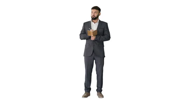 Soustředěný mladý muž ve formalwear drží poznámkový blok a psaní — Stock fotografie