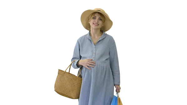 Lycklig gravid kvinna i sommarkläder promenader med shoppingväska — Stockfoto