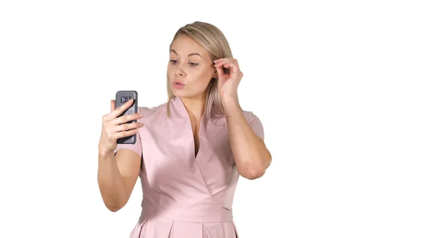 Hermosa rubia cabeza dama haciendo videollamada usando el teléfono celular en — Foto de Stock