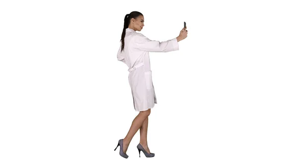 Stylový evropský lékař bruneta přičemž selfie na telefonu, zatímco wa — Stock fotografie