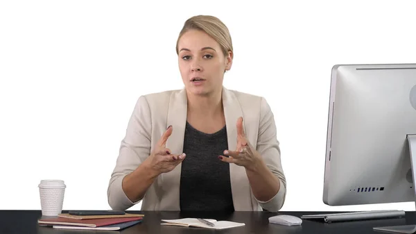 Schöne junge Geschäftsfrau hält eine Rede vor der Kamera, whi — Stockfoto