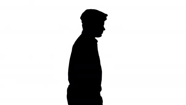 Silhouet Stijlvolle tiener jongen met handen in zakken lopen. — Stockvideo