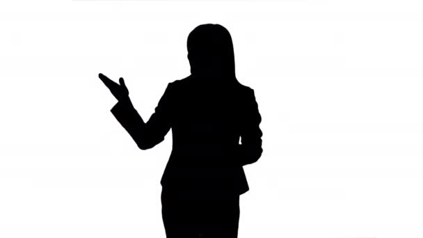 Kvinna presentatör blond kvinna går och pekar på sidorna, Alpha Channel — Stockvideo