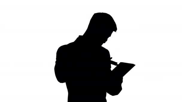 Торкський бізнесмен з бородою стоїть і користується планшетом комп "ютера Альфа Канал. — стокове відео