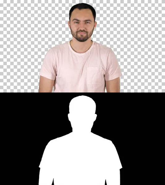 Junger glücklicher Mann im T-Shirt lächelt in die Kamera und geht, Alpha — Stockfoto