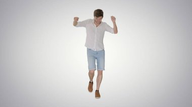 Neşeli genç adam günlük giysiler içinde Walki mutlu bir şekilde dans ederken