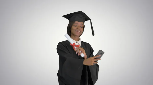 Happy African American graduado feminino segurando diploma e makin — Fotografia de Stock