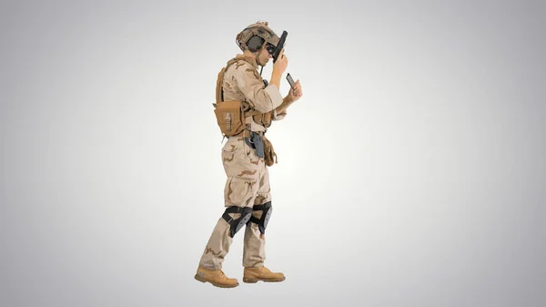 Särskilda operationer utbildning soldat promenader och skytte från ha — Stockfoto