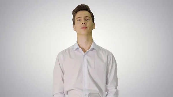Молодий бізнесмен у білій сорочці починає ходити на градієнті назад — стокове фото