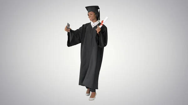 Χαμογελώντας Αφρο-Αμερικανίδα απόφοιτος κάνοντας selfie με dipl — Φωτογραφία Αρχείου
