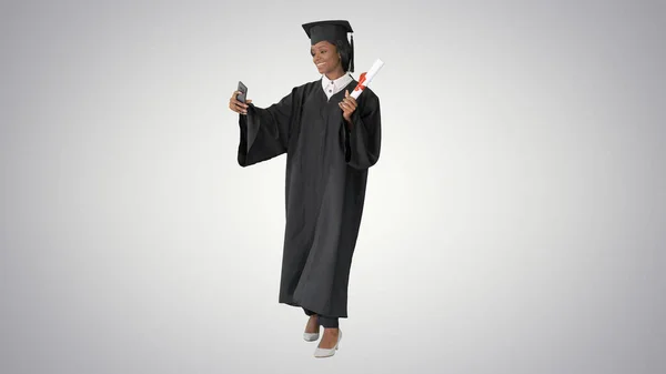 Sorrindo afro-americano feminino graduado fazendo selfie com dipl — Fotografia de Stock