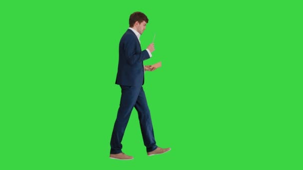 Üzletember séta és írja le ötleteit egy zöld képernyőn, Chroma Key. — Stock videók