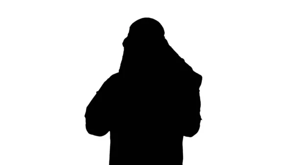 Арабский шейх, одетый в кеффийе, получает мрачные новости по телефону, — стоковое фото