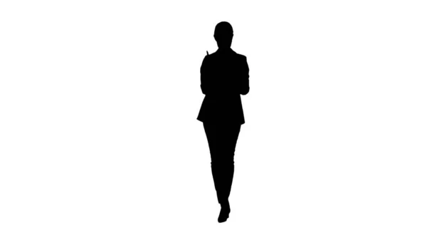 Silhouette Mujer concentrada en un traje escribiendo ideas de negocios i — Foto de Stock