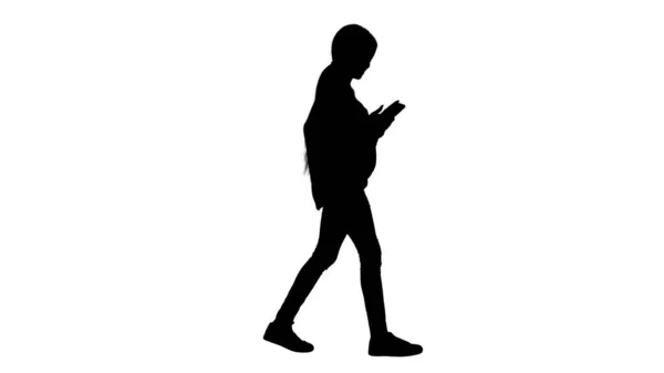 Donna sorridente digitando un messaggio di testo sul telefono mentre cammina, — Foto Stock