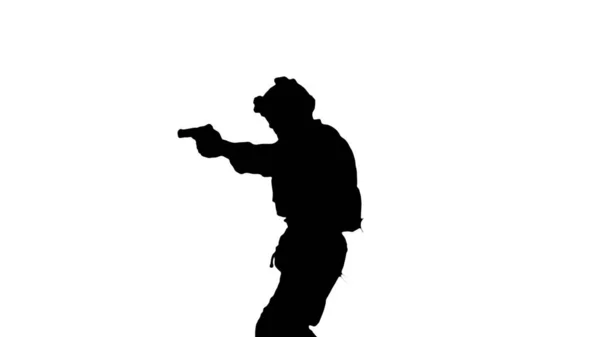 Στρατιώτης που περπατάει και σημαδεύει με πιστόλι, κανάλι Άλφα — Φωτογραφία Αρχείου
