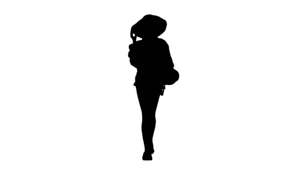 Relajada chica afroamericana caminando con un sombrero de paja y un — Foto de Stock
