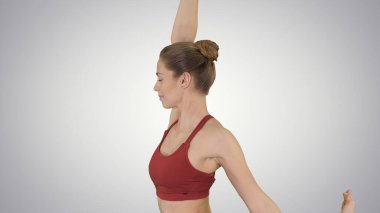 Genç, sportif, çekici bir kadın. Yoga yapıyor.