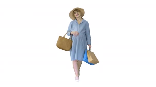 Έγκυος γυναίκα σε καλοκαιρινά ρούχα περπάτημα με τσάντες ψώνια σε λευκό φόντο. — Αρχείο Βίντεο