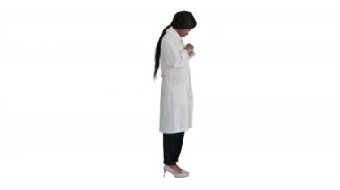 Genç, güzel doktor, siyah kadın beyaz arka planda rozetini düzeltiyor..