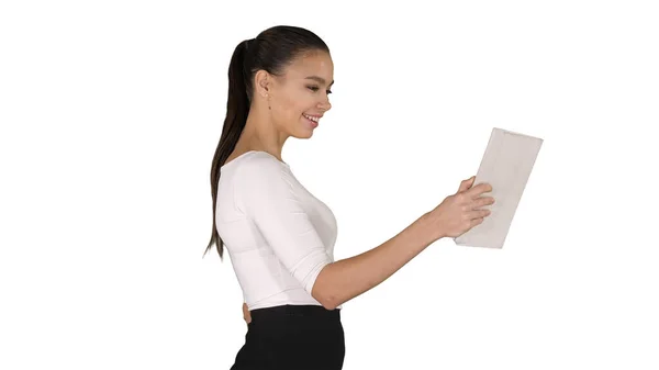 Gelukkig vrouw het maken van een video gesprek met tablet op witte achtergrond. — Stockfoto